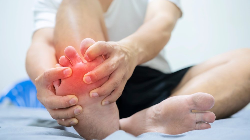 Подагра — болезненная форма артрита. Когда в вашем организме избыток мочевой кислоты, в суставах (обычно на большом пальце ноги) могут образовываться острые кристаллы.